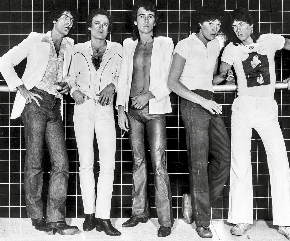 Golden Earring anno 1976. Met van links naar rechts Cesar Zuiderwijk, Eelco Gelling, George Kooymans, Barry Hay en Rinus Gerritsen.